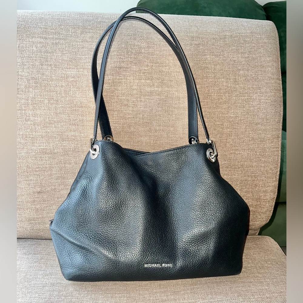 Michaels Kors Shoulder bag black pebbled leather and Silver hardware